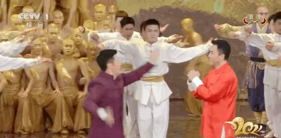 春晚|春晚穿搭揭秘：佟丽娅戴60万首饰，关晓彤手环16万！皆输贾玲