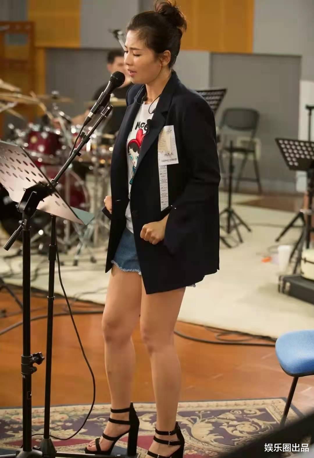 刘涛|刘涛唱歌的照片火了，穿牛仔热裤秀曲线，腿部状态引起热议
