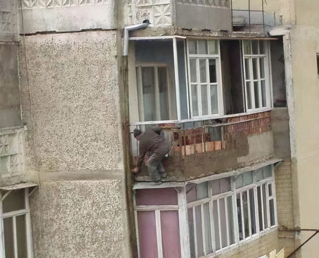 头一次见阳台这样装修，真的不会掉下来砸到人吗？咋想的