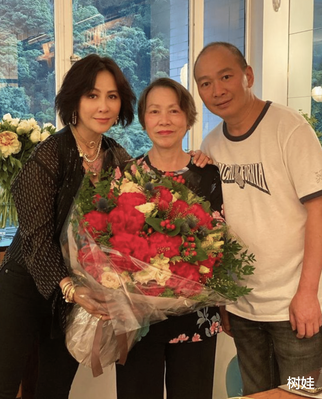 刘嘉玲|刘嘉玲晒全家福为母亲庆生,梁朝伟同框岳母,两人贴身合照关系好