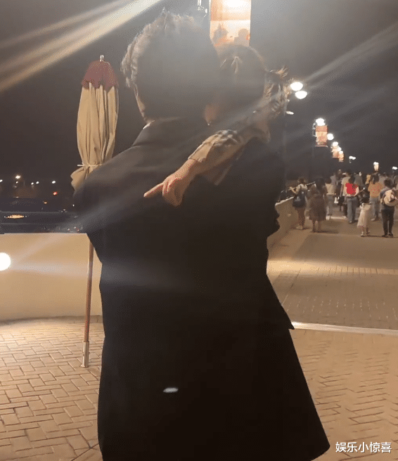 韩安冉|韩安冉一家逛迪士尼被拍，马泽鑫抱小猪妹看海，父女感情很融洽