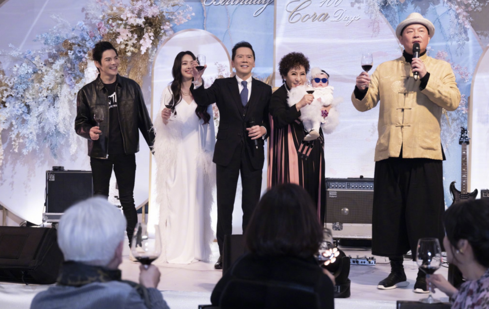 郭碧婷|向佐久违秀恩爱,晒与妻子同框双手交叠,郭碧婷腹部隆起引猜测