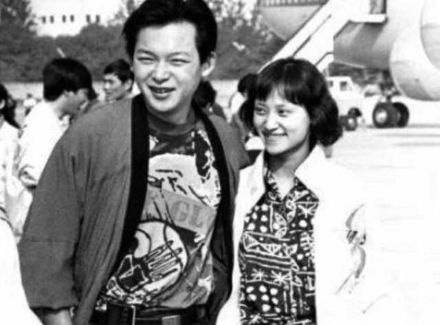 聂小倩|51岁跳水皇后接地气！打扮朴素亲自下田割菜，素颜出镜似冻龄