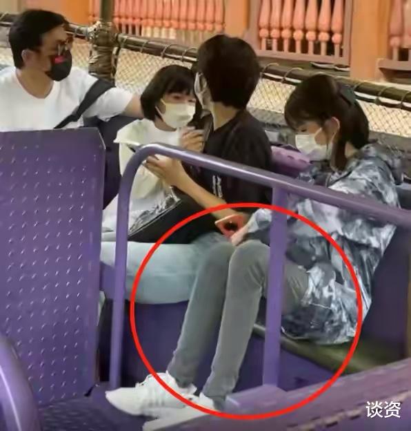 Red Velvet|鲍蕾晒13岁大女儿弹吉他，贝儿五官长开像爸爸，网友：女版陆毅