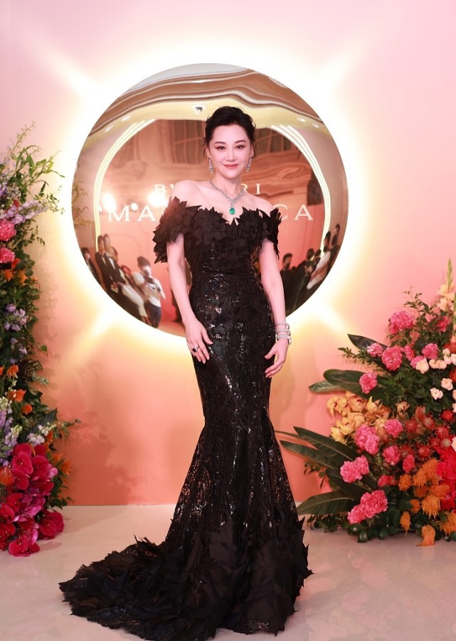 大表姐的时尚圈 52岁许晴活动生图曝光,颜值和身材真没得说,身穿礼服裙尽显高级