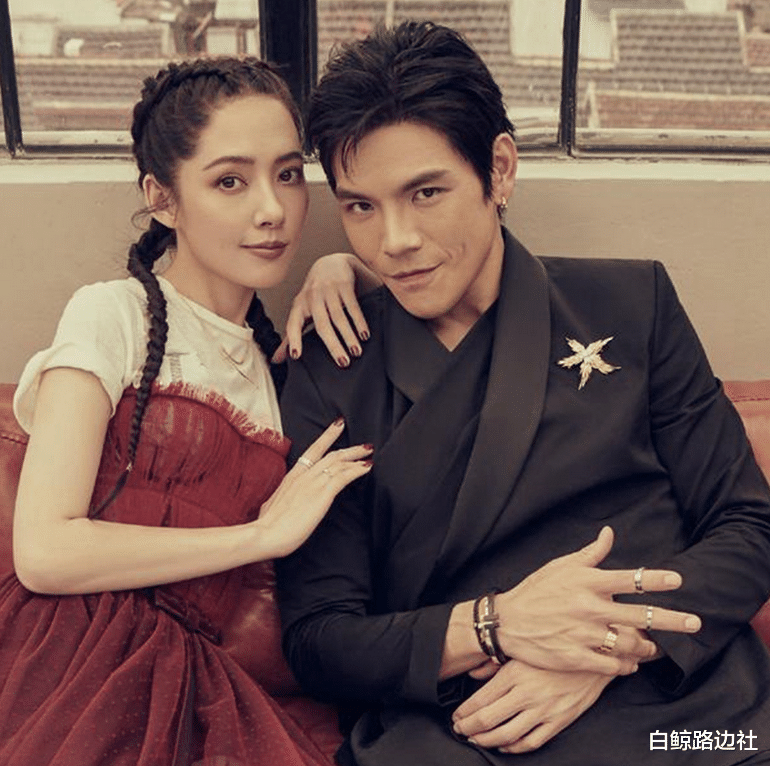 郭碧婷|郭碧婷带女儿逛公园！抱孩子动作吃力累到蹲下，小腹微凸疑怀二胎