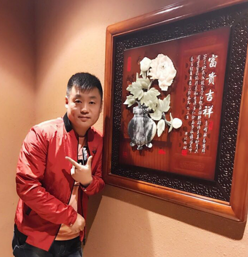 十万个家居为什么|宋晓峰晒出自己的家，客厅墙上挂着十字绣，成名后依然朴素节俭