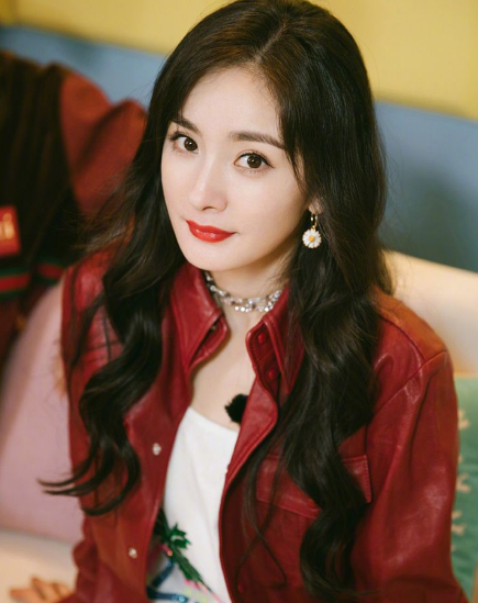 杨幂|曾被全网黑,敢于资本对赌,与唐嫣闺蜜纠葛,杨幂的强大与清醒