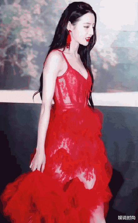 娱说时尚 迪丽热巴这身吊带镂空红裙“美丽冻人”，连网友也看不下去