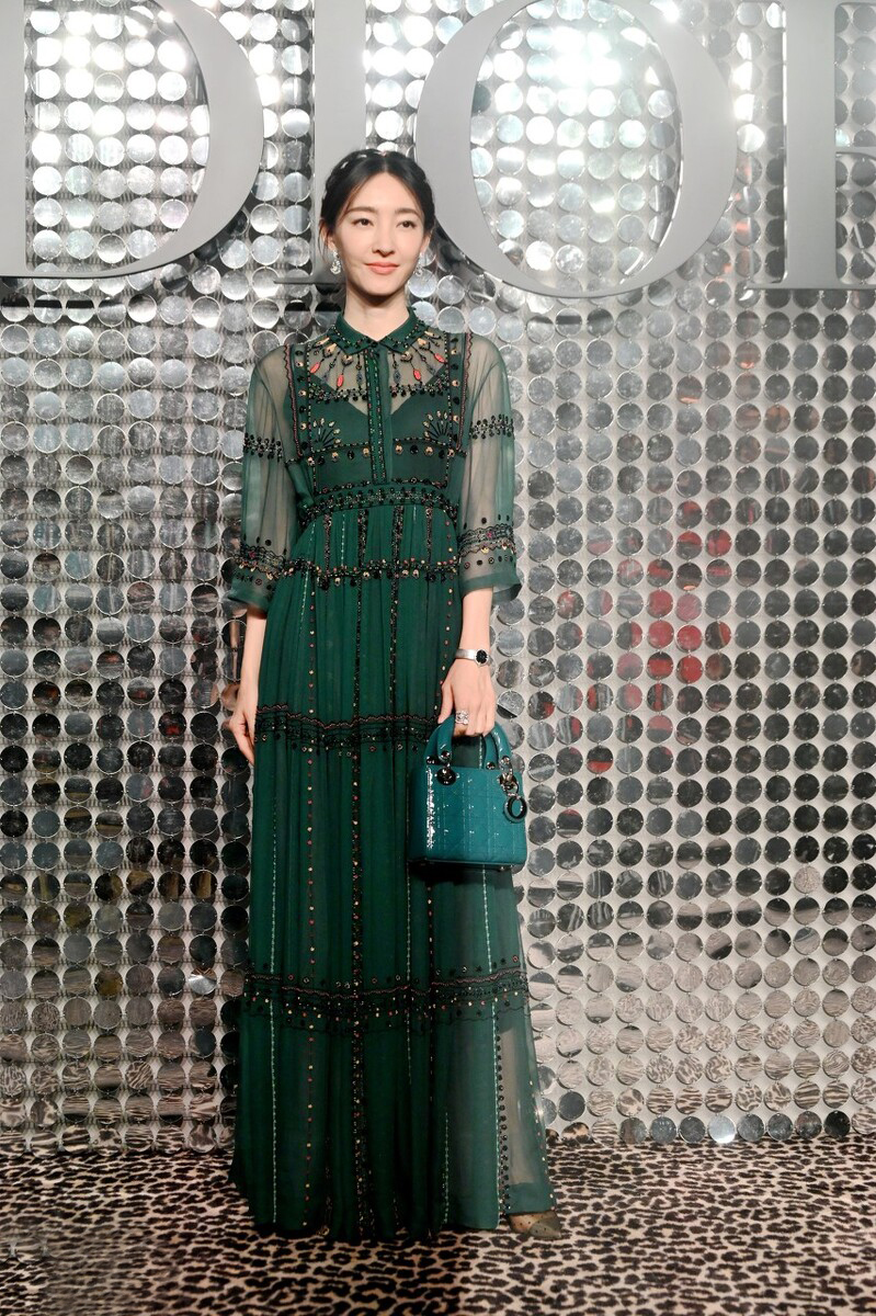 大表姐的时尚圈|王丽坤点子真多,衬衫也能“改成吊带”来穿,配马丁靴不嫌热