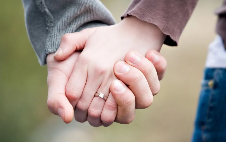 呼延子怡|伤官克官之年，孩子的出生真的对婚姻幸福，有帮助吗？