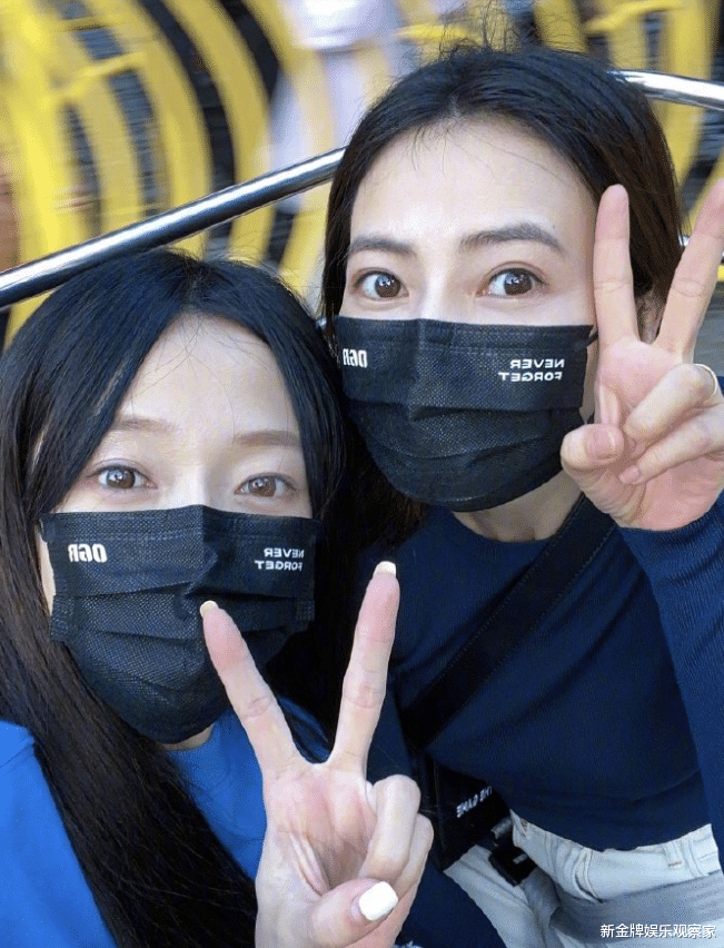 高圆圆|高圆圆和闺蜜逛动物园，全程素颜无惧怼脸拍，谁能看出她42岁了？