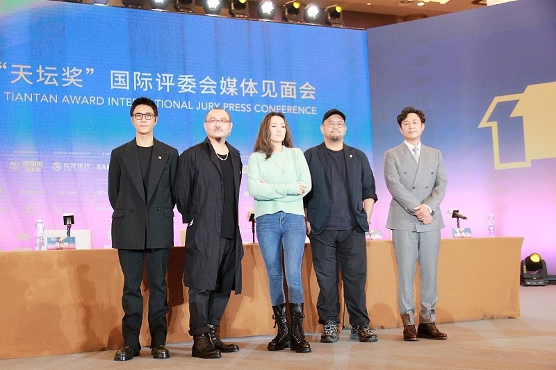 刘美华时尚 巩俐留长发真好看，就算穿的针织衫很简约，气场看着也不俗