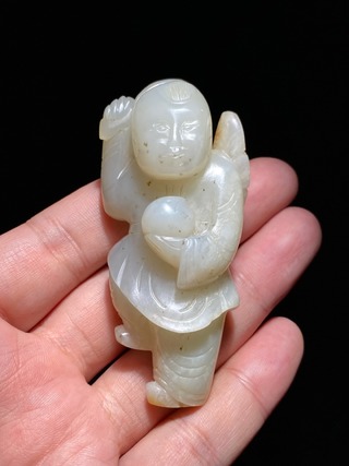 和田玉籽料|清中期 和田玉籽料 白玉 圆雕 持寿桃童子 持莲童子