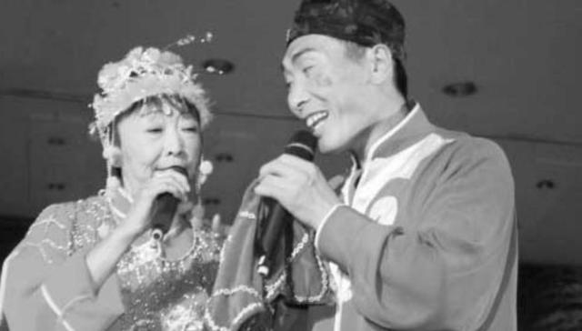 阿朱房说娱乐 当年不顾父母反对，坚持娶60岁整容老太的28岁小伙，现生活成这般