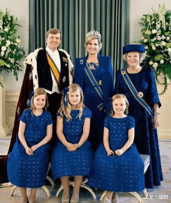 荷兰 荷兰俩公主幼时被迫营业，大合影时跑走玩闹，马克西玛也喊不住