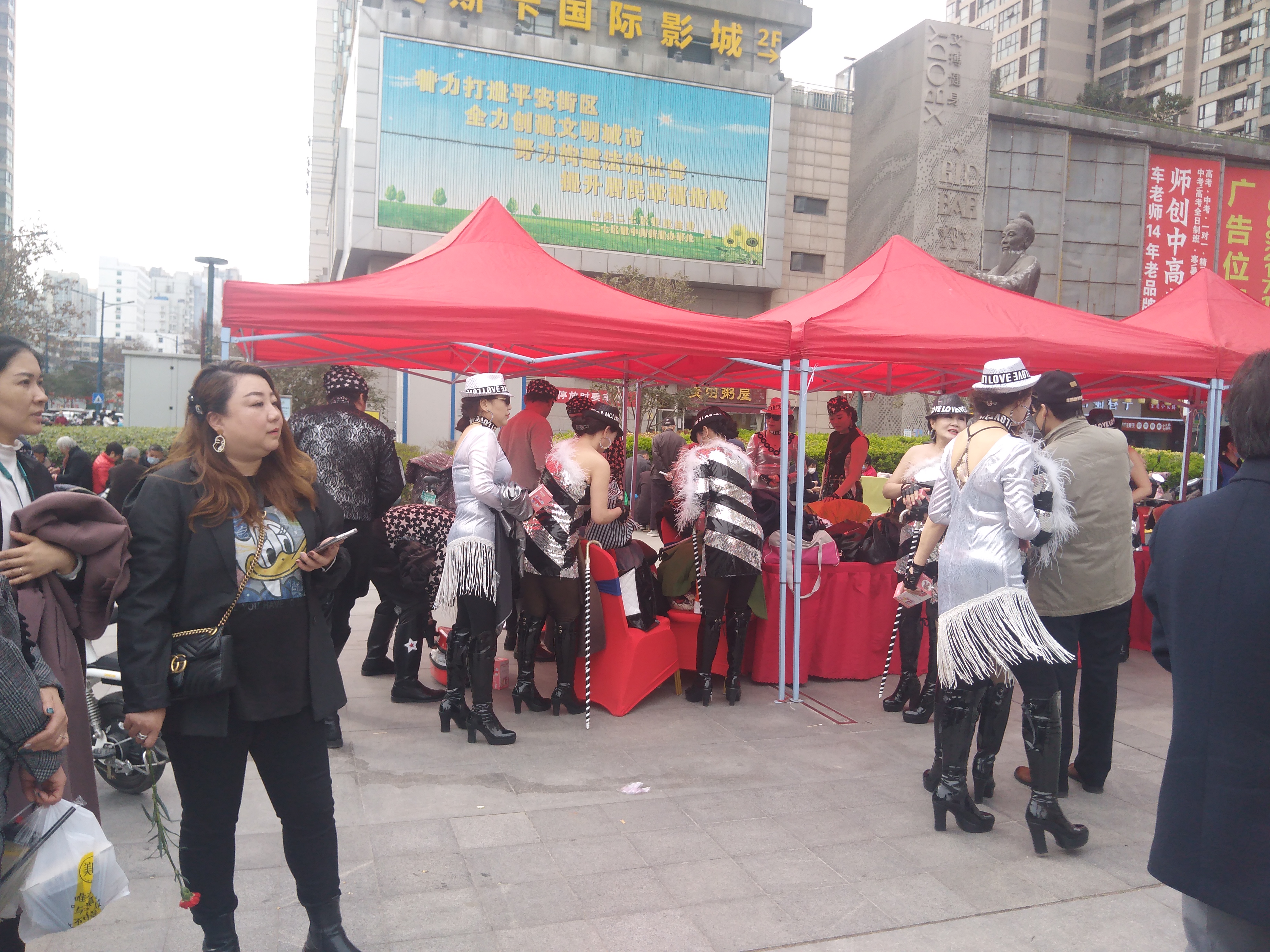 海滩贝壳 郑州老年模特队，大妈一个个身材高挑，气质高雅