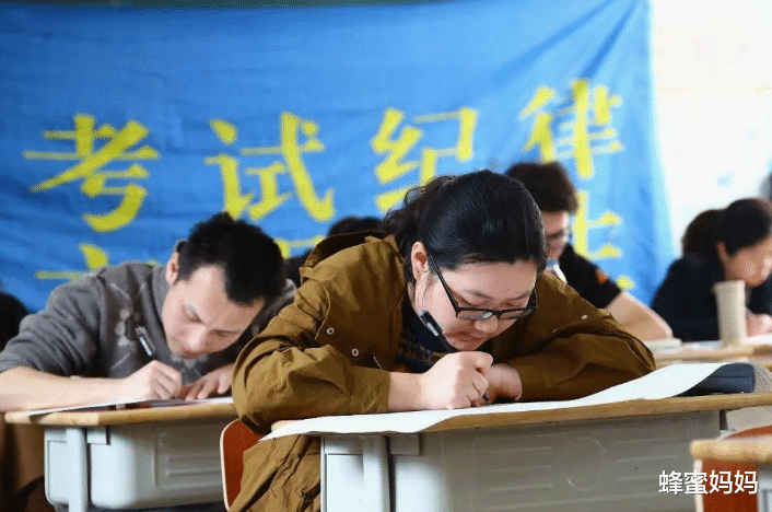 蜂蜜妈妈|有一种“新式啃老”叫毕业生考试，90后沉迷于此，家长还引以为傲