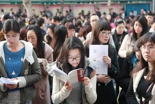 鹤壁|大学生考公难，喜讯来了，三个要求若能符合其一，可免试直接上岗