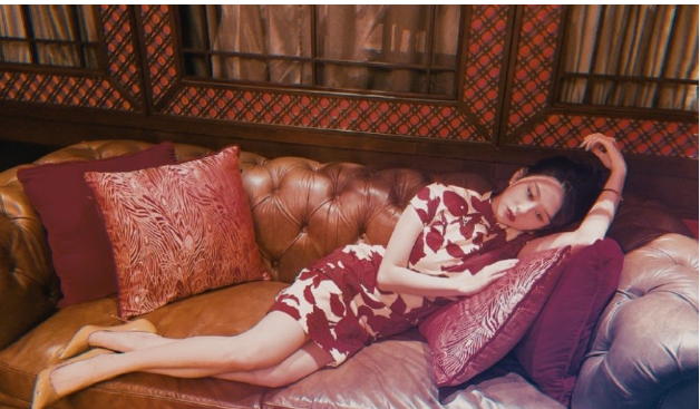 尹正|邱淑贞22岁女儿多性感？穿贴身背心秀身材，高颜值不输妈妈