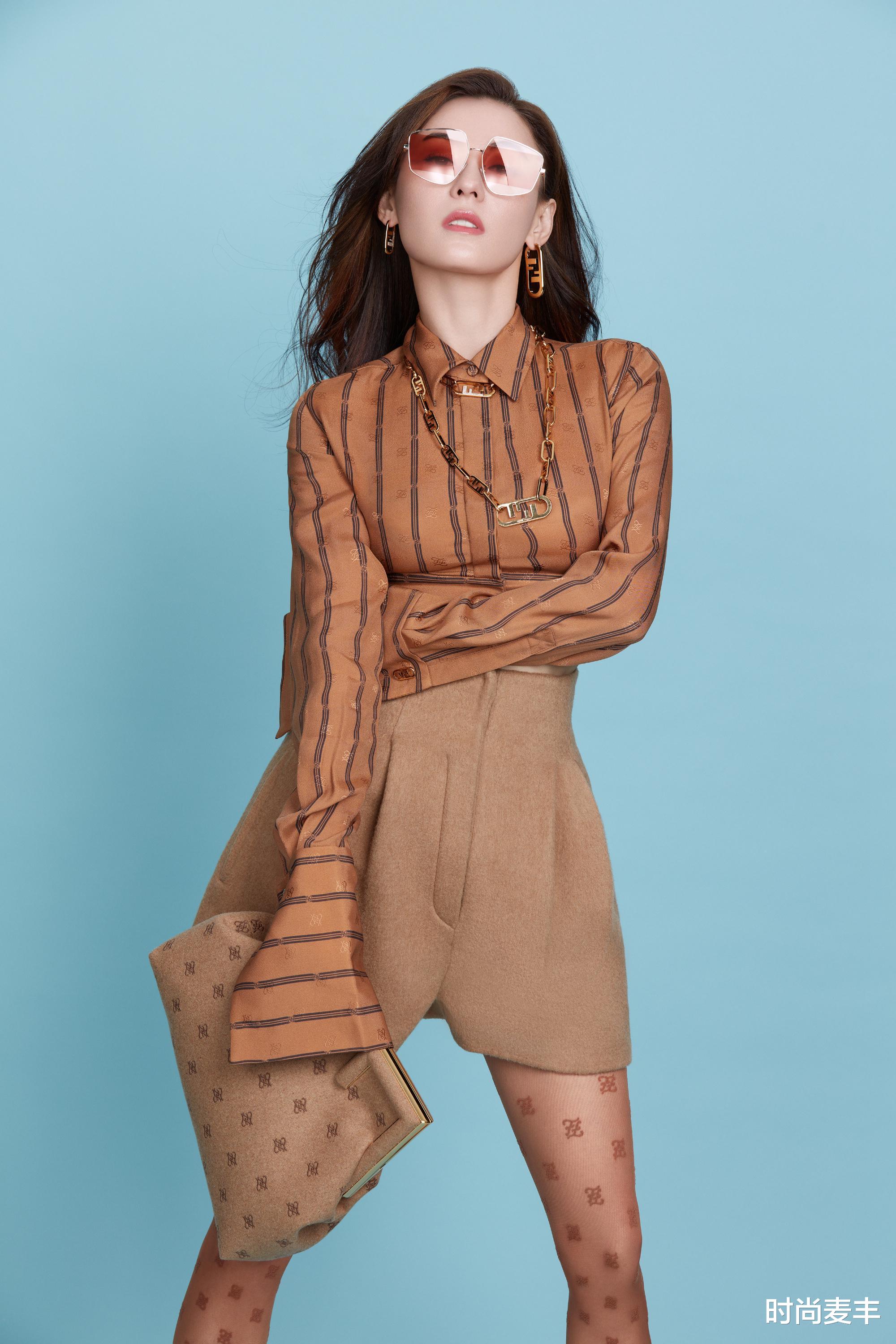 张柏芝|张柏芝综艺收官，长筒袜上绣图案，咖色系造型太养眼