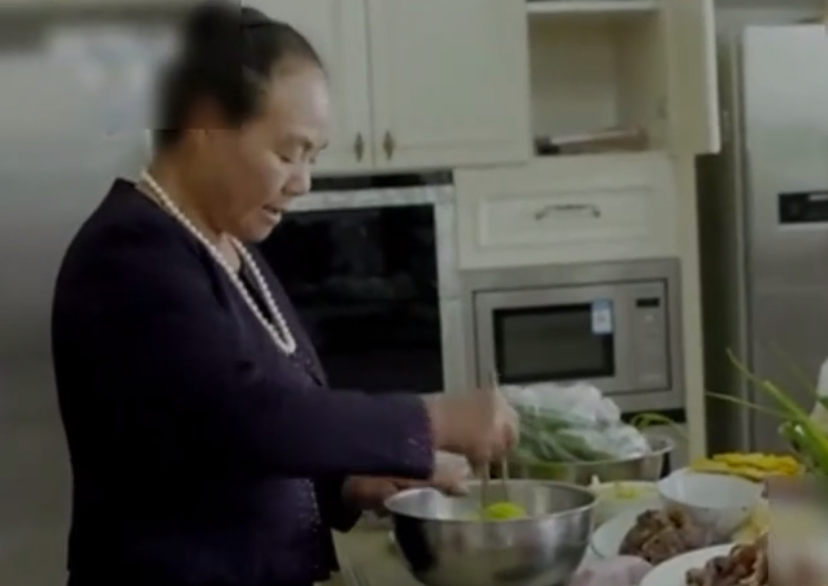 王诗龄|网友食堂偶遇刘强东母亲,打扮朴素但不失威严,众人安静听她讲话