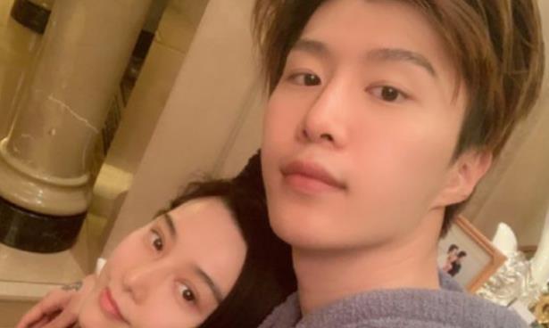 金樱妈妈|王嘉尔为遮纹身花样百出,38度高温穿冰袖,范丞丞方式却简单粗暴