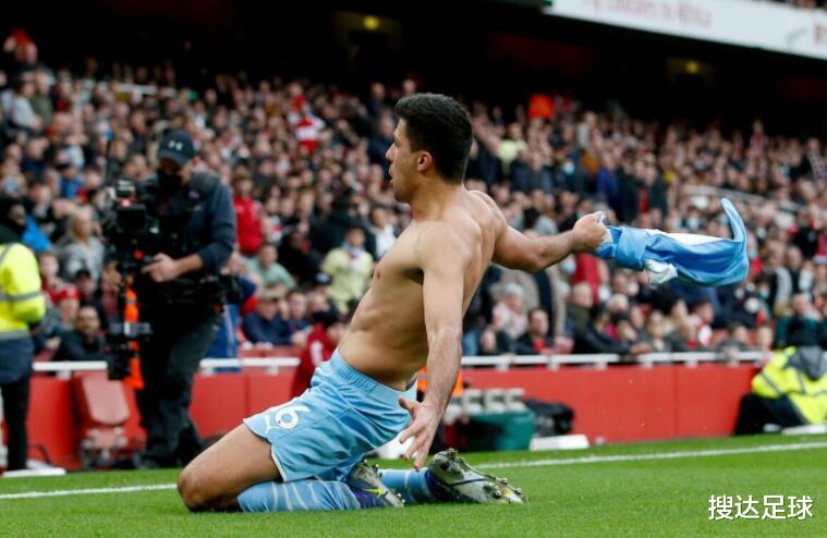 絕殺|比阿德巴約還狂！曼城絕殺功臣脫球衣瘋狂滑跪，被槍迷扔水瓶回?fù)?
onload=
