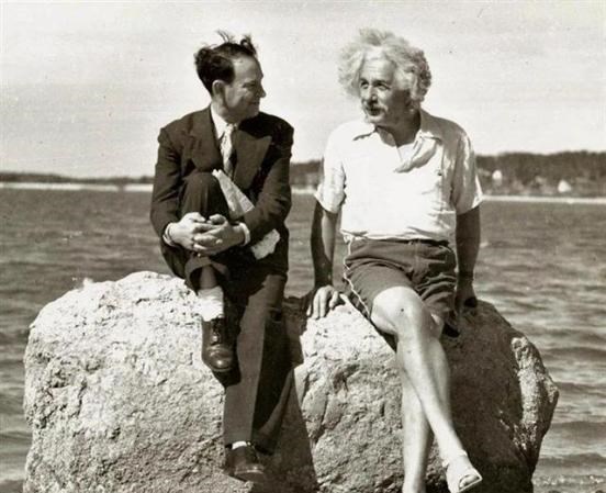 爱因斯坦 看到爱因斯坦的鞋子，我们才明白，为何课本上只有他的半身照