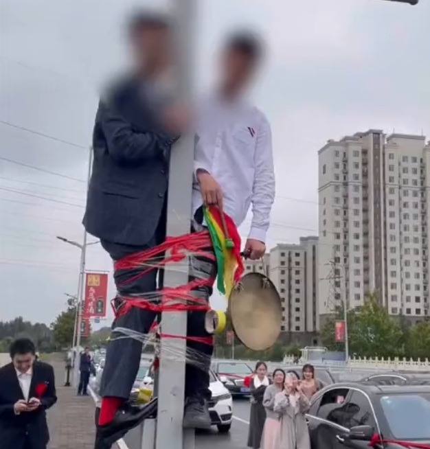 山东省 山东俩新郎被绑在杆子上喝交杯酒?知情人:接完新娘“撞喜”了