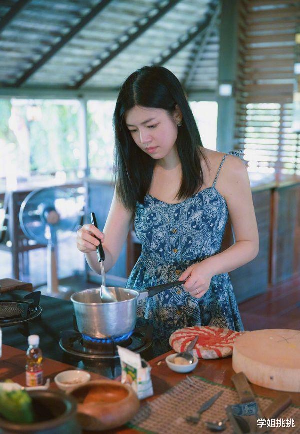 穿衣搭配|陈妍希当妈了也是“直男斩”，彩虹毛衣搭配高马尾，初恋的感觉