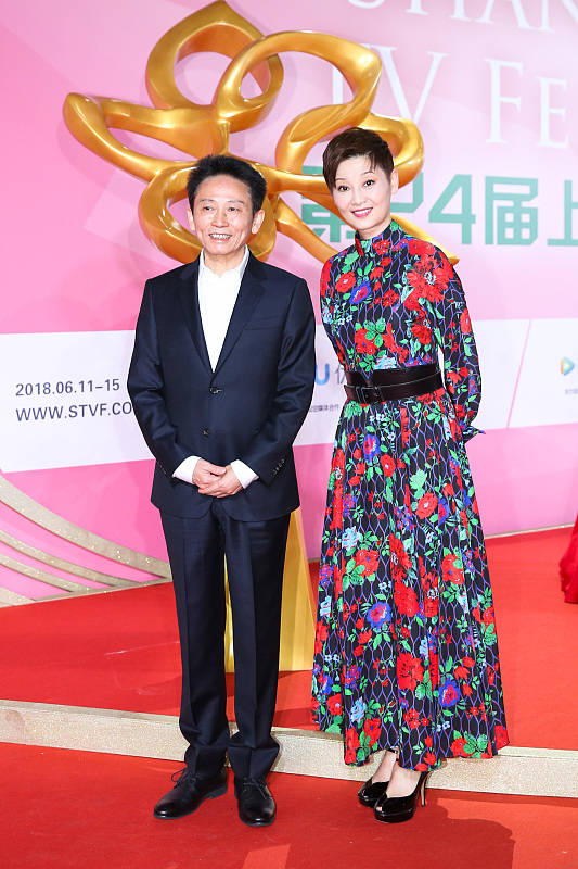 闲鱼有话说|徐帆老了也赶时髦，这么花的裙子也敢穿出门，配短发气质还挺不错