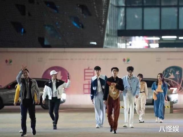 苗苗|苗苗产后复出，拎情侣箱戴婚戒现身机场，将和老公郑恺一起录跑男