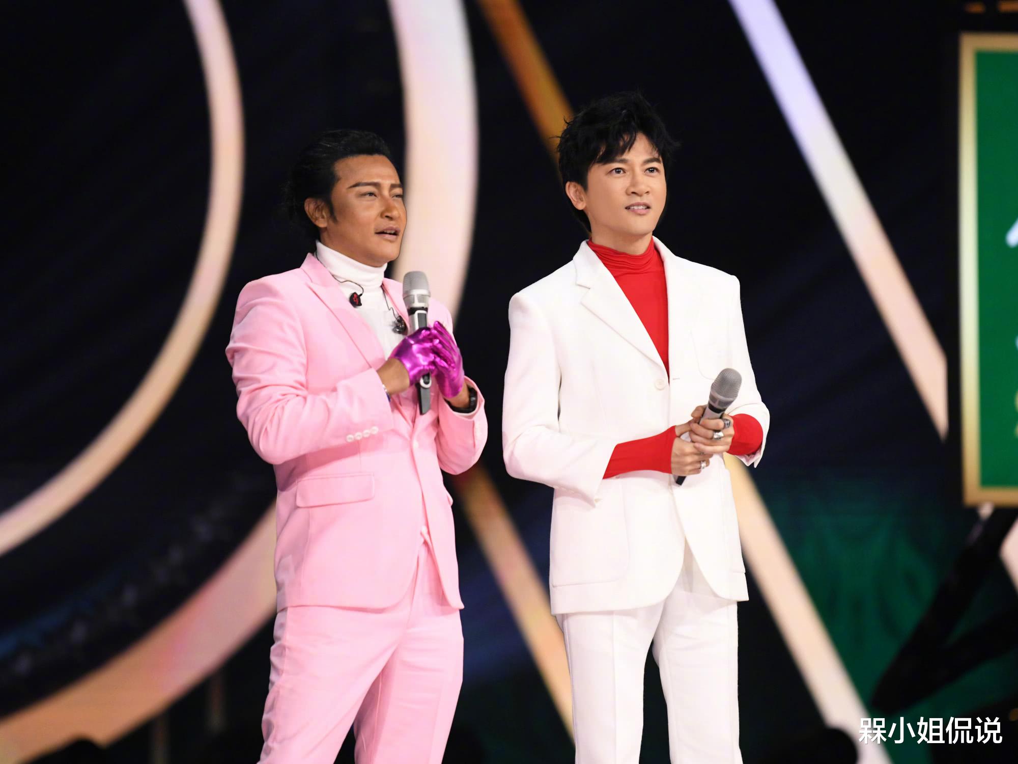 槑小姐侃说|苏有朋赵薇罕见同框,穿白西装绅士帅气,但五五分身材仍被人嫌弃