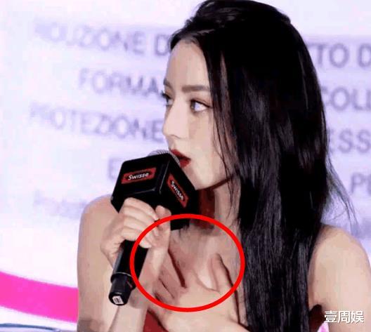 迪丽热巴|最喜欢捂胸口的女明星，非她莫属，网友：顶流还没穿衣的自由？