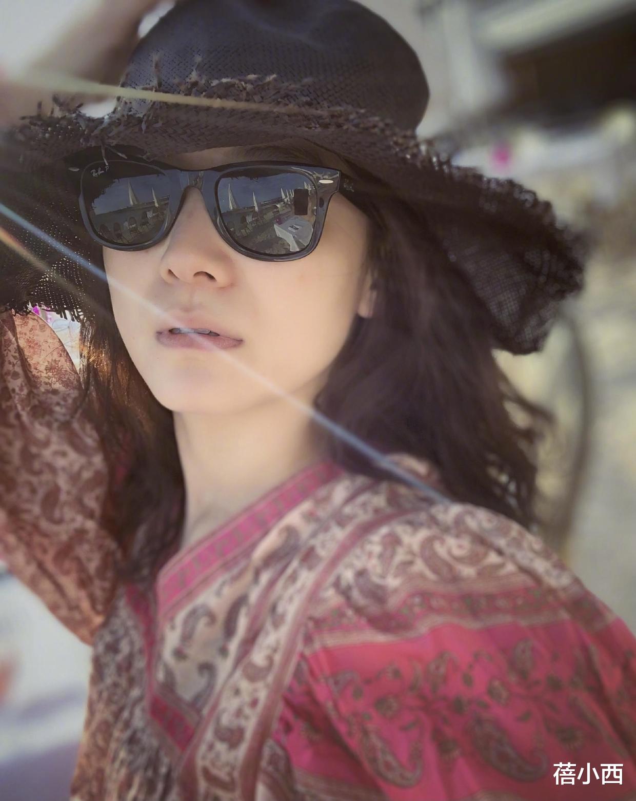 蓓小西|宋佳的原装五官真适合素颜，在国外度假穿印花连衣裙，超有国际范