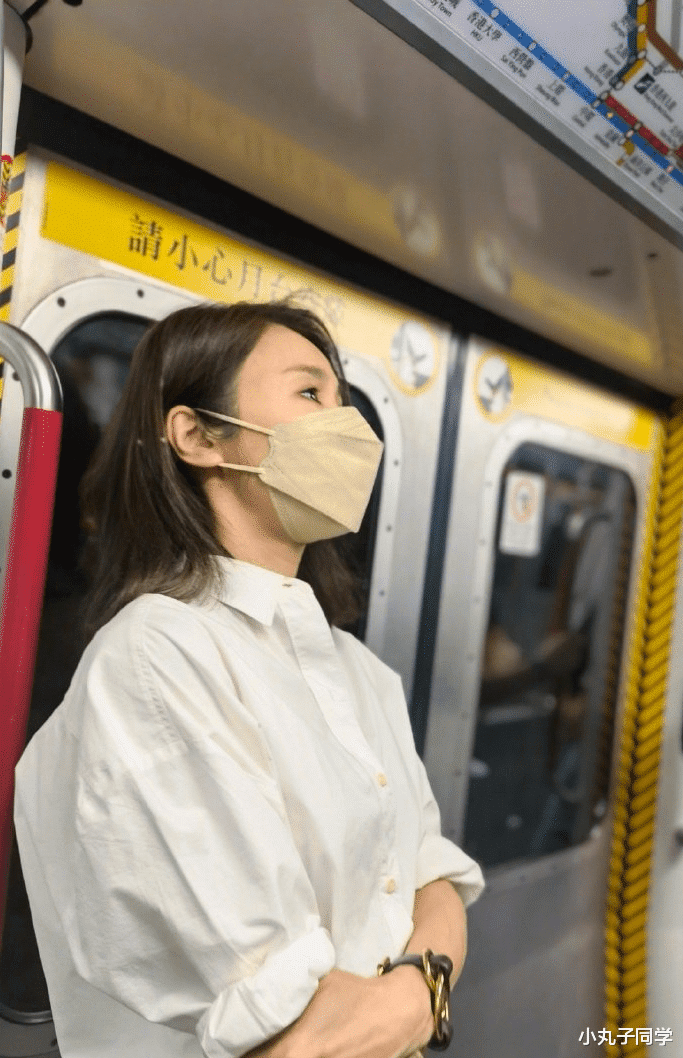 黎姿|豪门黎姿带女儿坐地铁,绿色出行接地气,49岁状态超好