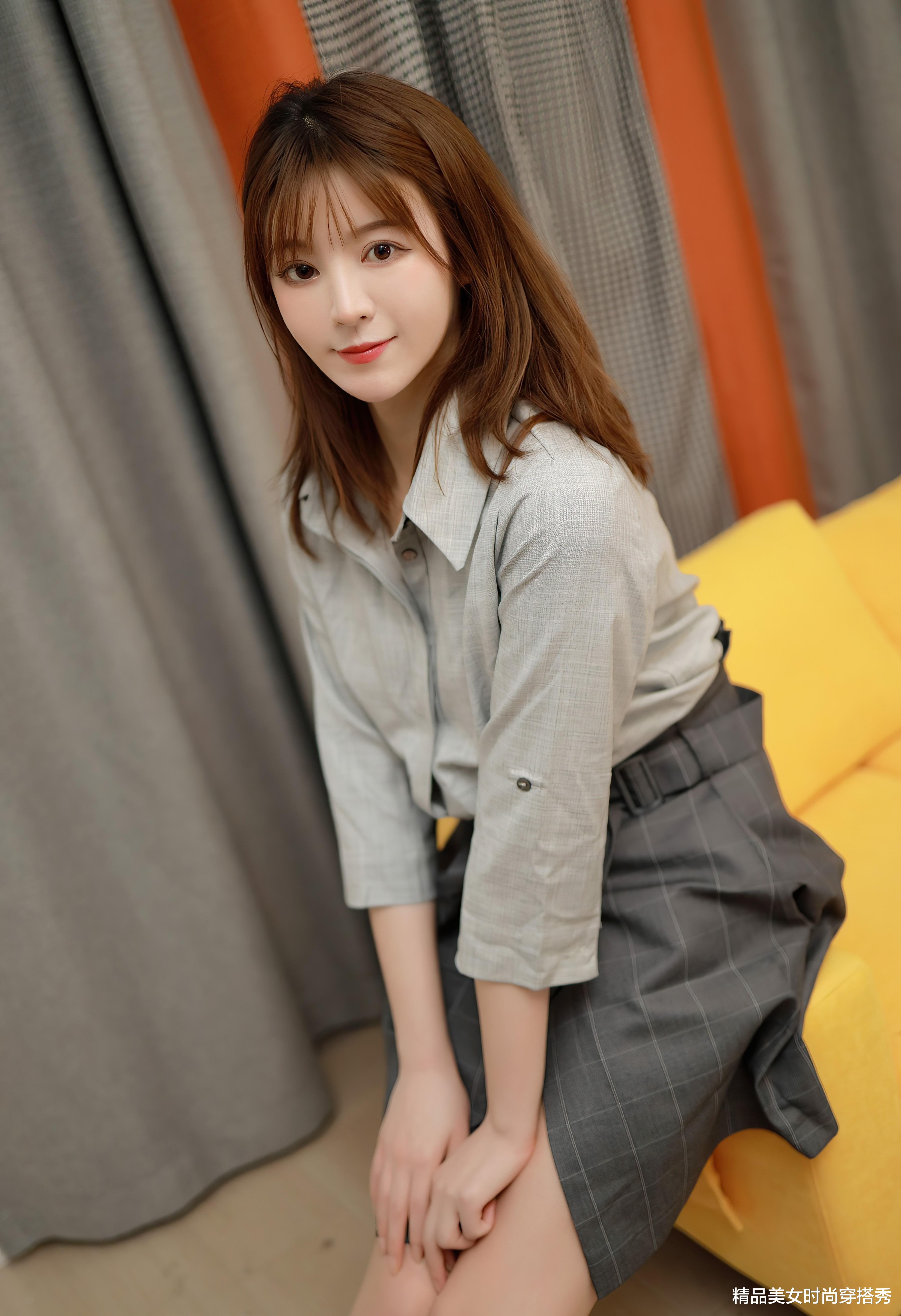 精品美女时尚穿搭秀|麻灰色的衬衫搭配深灰色格子裙，甜美优雅又不失职业范