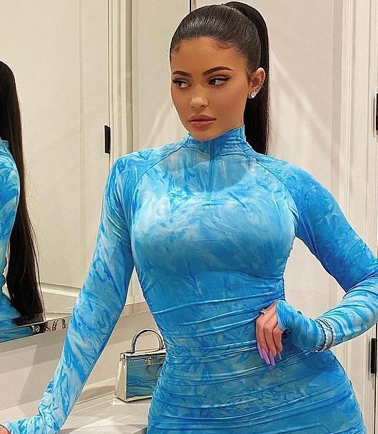 光良|卡戴珊真会穿，最有钱的小妹凯莉，焦点全在衣服上