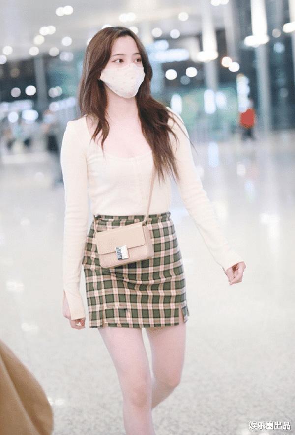 欧阳娜娜|21岁的欧阳娜娜在机场凹造型，穿搭清凉引起热议，被指忘了初心