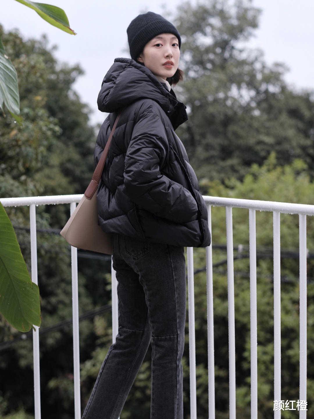 颜红橙 秋冬穿黑色羽绒服太沉闷？看看这几个小技巧，让你气质翻倍还保暖