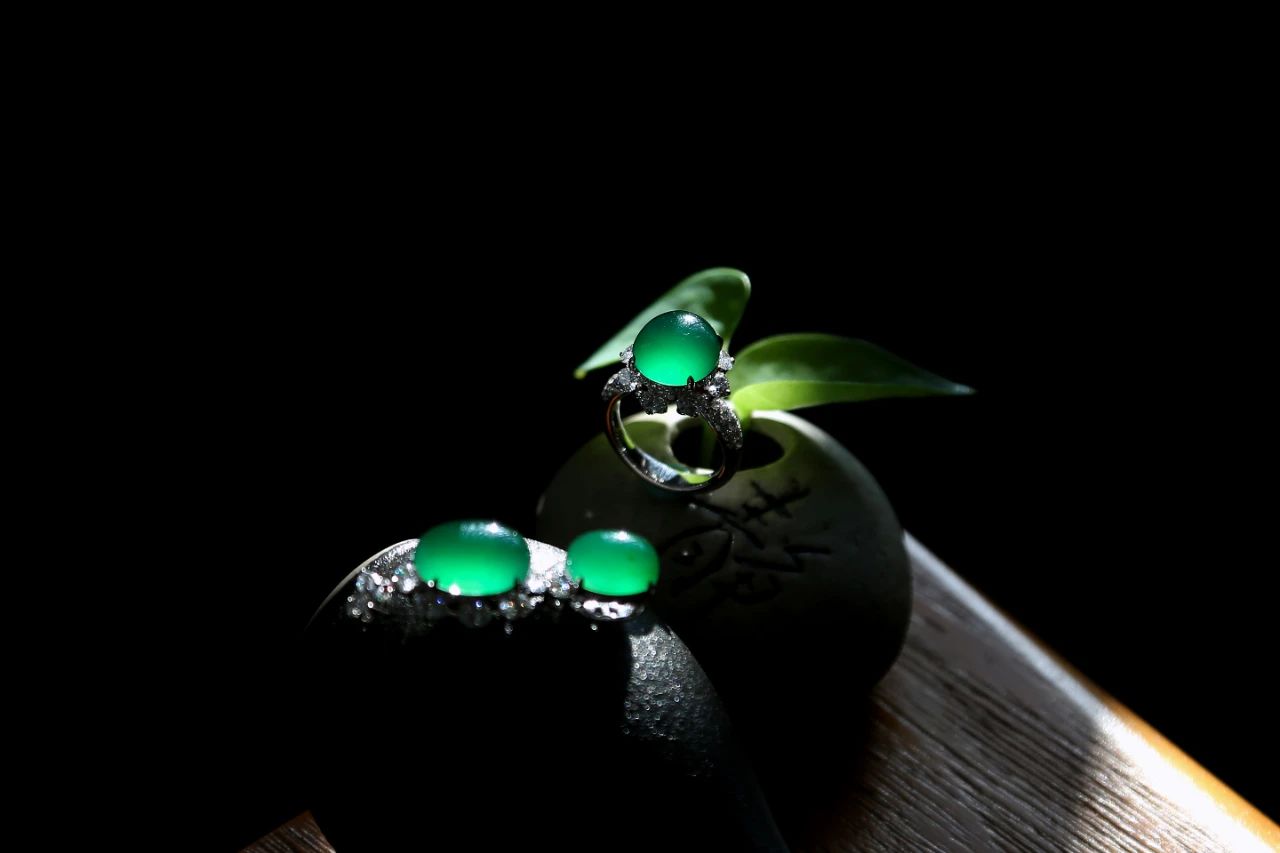 翡翠|在翡翠行话里什么是“起莹光”，“胶感十足”又是指什么？你们真的了解吗？?