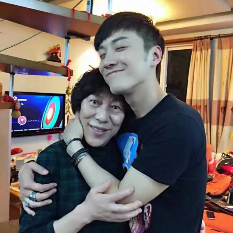 乔任梁|泪目！乔任梁五周年忌日，乔妈黑衣现身墓地，乔爸满头白发摆鲜花