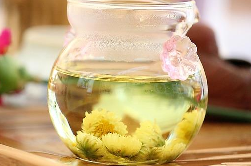 月问|绿茶与红茶，哪个更适合血压高的人喝呢？