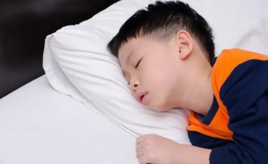 饭饭妈妈育儿|不同年龄段的孩子每天睡多久合适？附儿童睡眠时间一览表，请收好