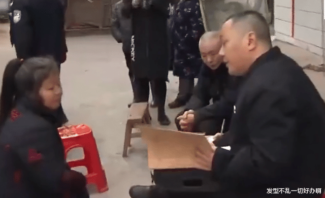 狼外婆霸占女儿百万赔偿款,对外孙见死不救,却偷偷给小儿子买房