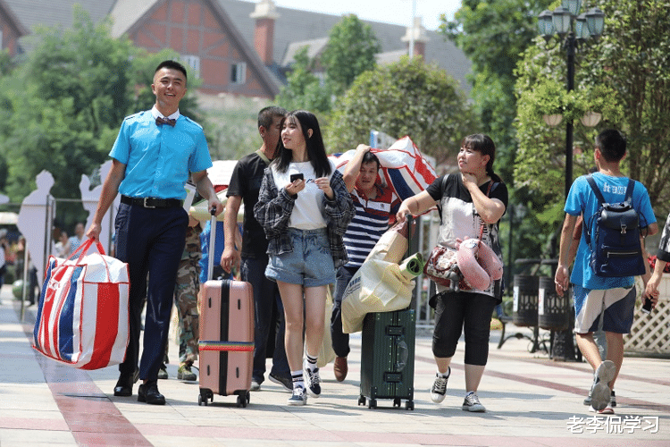 老李侃学习|大一新生提前报到有3个好处,学姐说出其中原因,学生需注意