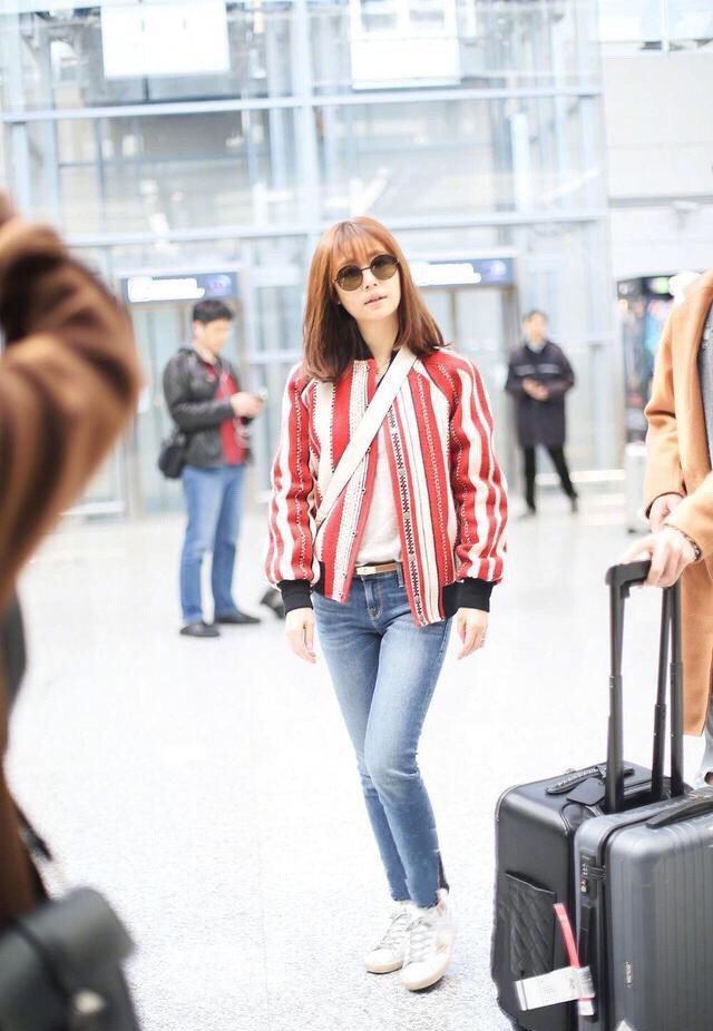 外套|林心如机场秀，齐肩短发穿红色格纹外套搭牛仔裤，少女感丝毫不减