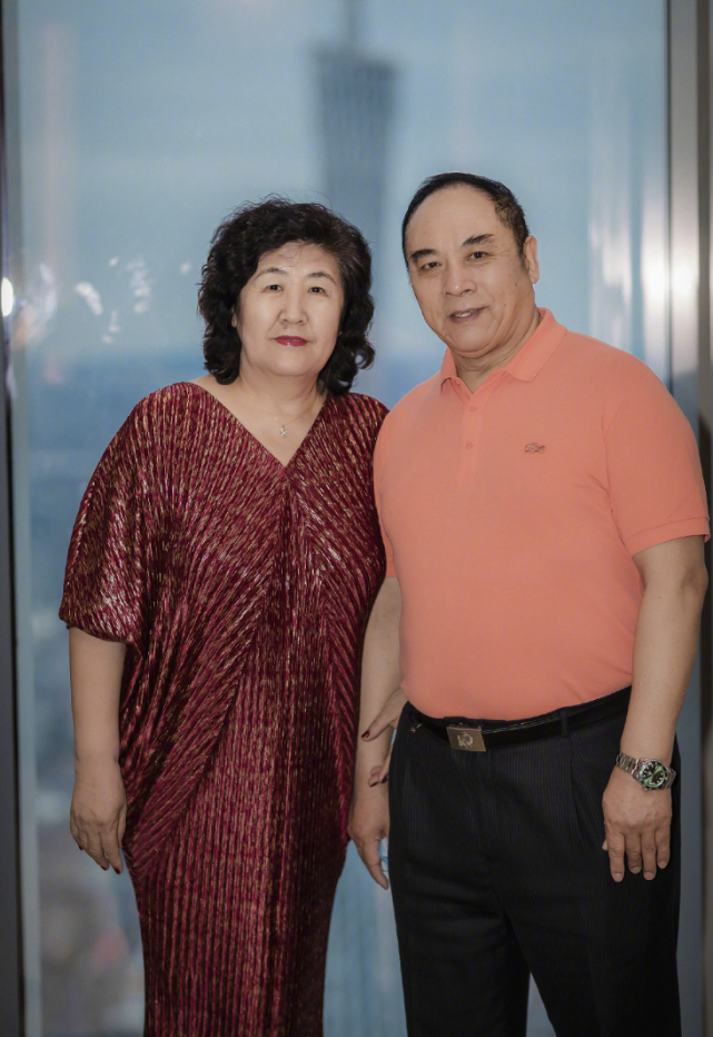 钟丽缇|50岁钟丽缇晒全家福水蛇腰抢镜，曾做试管婴儿，婚后5年却仍未能怀孕