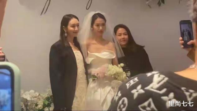 王鸥|王鸥现身妹妹婚礼，身材圆润胖出镜，一袭香槟礼服比新娘还富态
